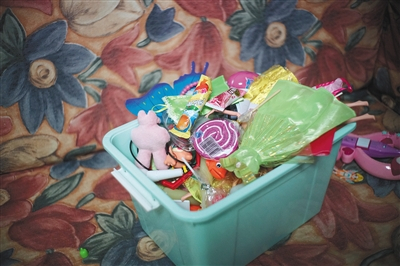 5岁的畅畅喜欢收集棒棒糖，医生告诉她不能吃，她从来就没有尝过。