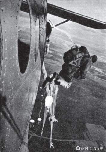 苏军伞兵正在进行跳伞，然而等待他们的是死亡。。。。。。
