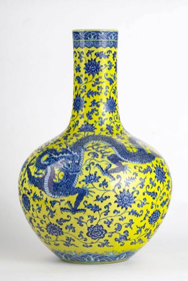 明青花塑雕龙花鸟纹蒜头瓶– Kang Xi Private Collections