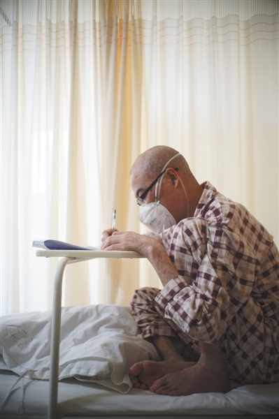 9月20日，28岁的李真在医院病床上填写病历表。