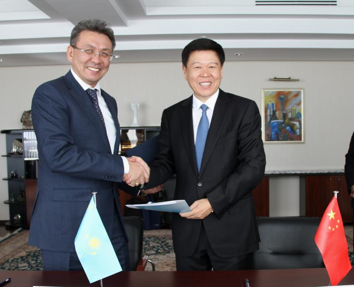 图为王军与哈萨克斯坦国家收入委员会主席腾格巴耶夫会谈。