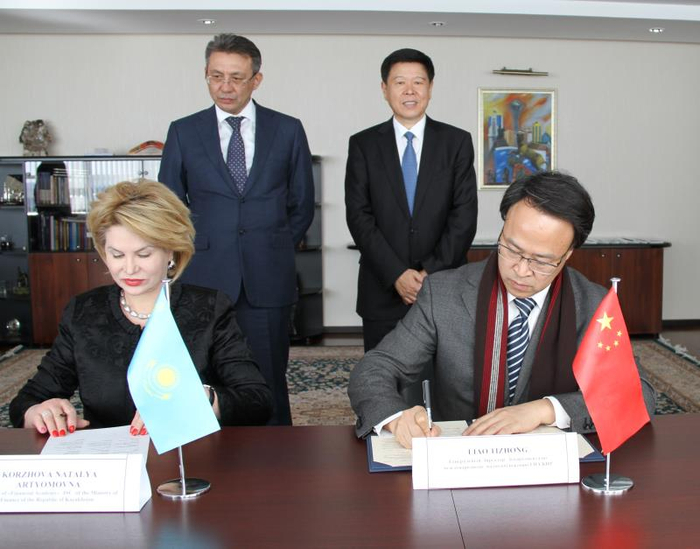 图为中哈税务部门签署税务教育培训合作备忘录。