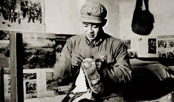 “雷锋精神”中的陌生人关系：同志与敌人。