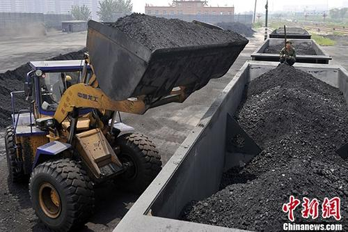 山西太原煤炭集运西站内，工人为火车车厢装煤作业。（资料图片） 中新社记者 韦亮 摄