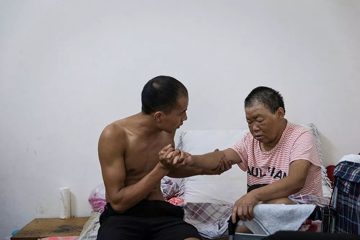 （王二妮的小儿子在帮母亲按摩）