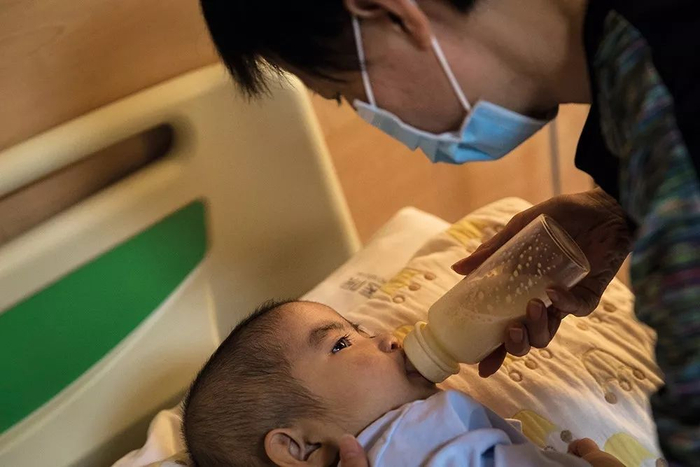  （孙艺嘉躺在病床上，母亲在给她喂奶）