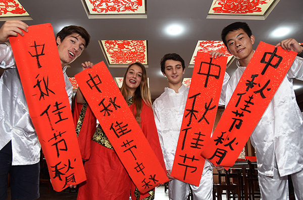 我国已成为亚洲最大的留学目的国。图为意大利留学生展示亲手书写的“中秋对联”。视觉中国 图