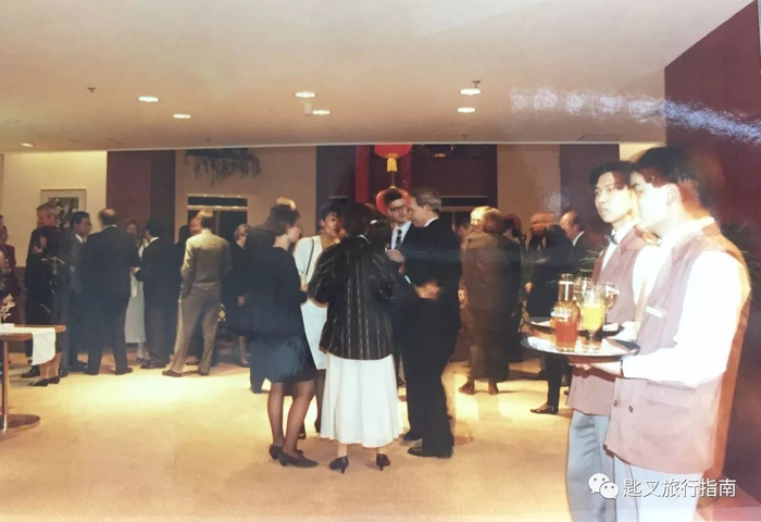 ▲ 当年开业庆典与会者的衣装虽不如当下这般华丽，但有说不出的优雅。啊，迷人的90年代！