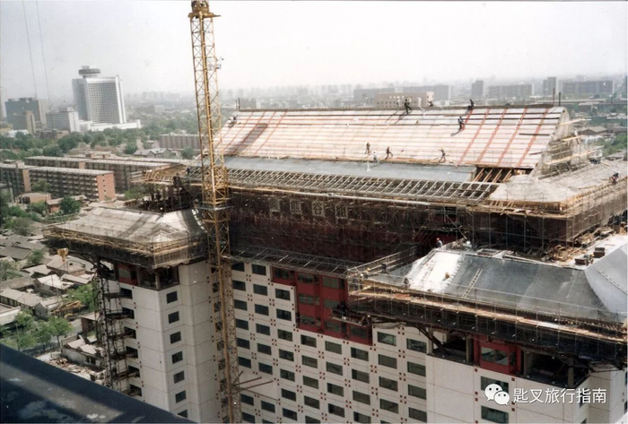 ▲ 王府饭店用“故宫”顶呼应不远处的紫禁城，此楼刷高了王府井一代的海拔