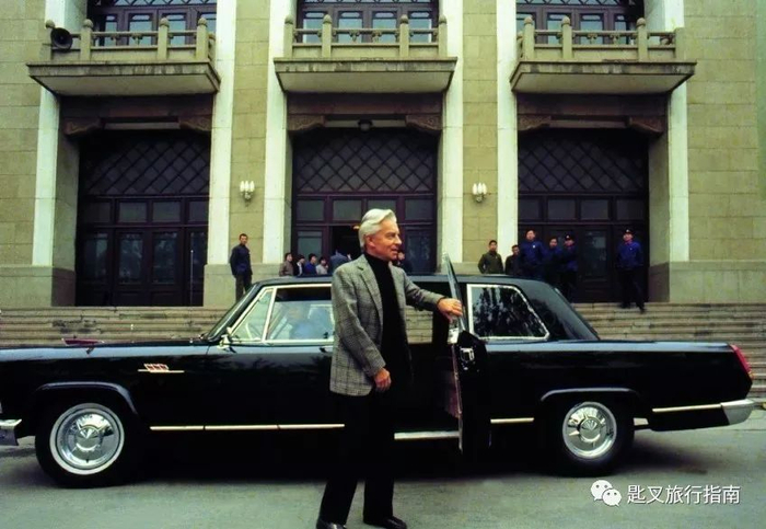 ▲ 卡爷总算是坐到了红旗、住到了北饭标题