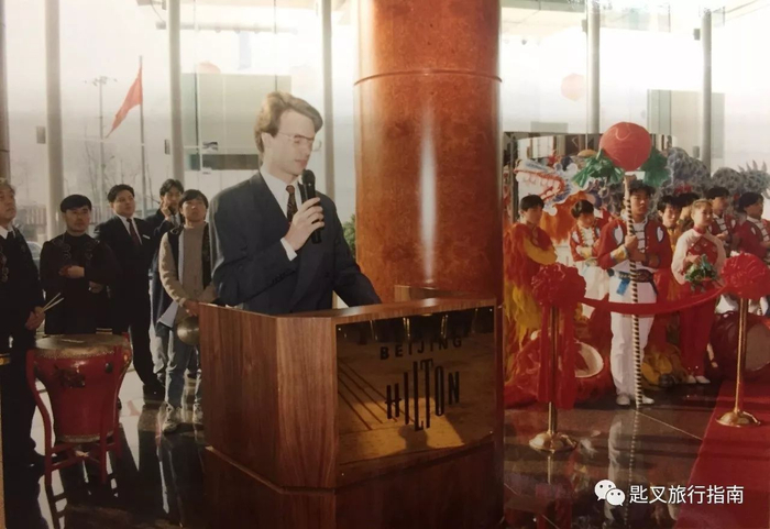 ▲ 担当开业主持的大山，请注意现已绝版的希尔顿菱形Logo