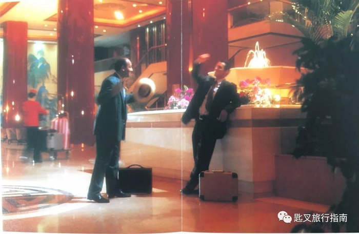 ▲ 中国大的大堂，扫描自童年时收集的酒店brochure，当年的公关照无不摆拍得像电影片段，完胜如今那些面瘫