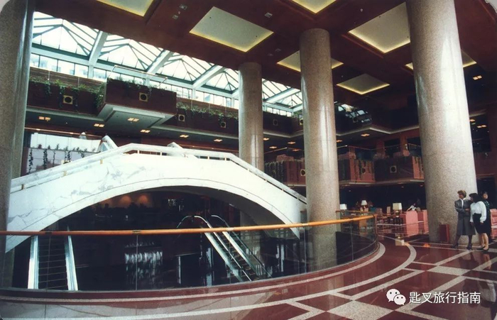 ▲ 王府半岛的石拱桥在近期的改造中变身3000枚大理石杯垫