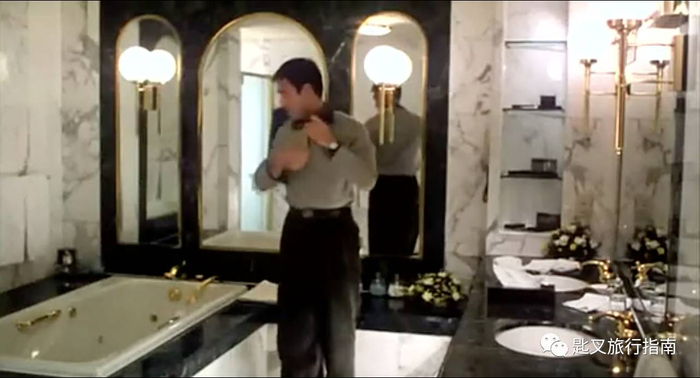 ▲ 《梦醒时分》里钟镇涛的帝都行宫——中国大，走着台步的酒店员工、大理石和镀金装点的浴室气势非凡