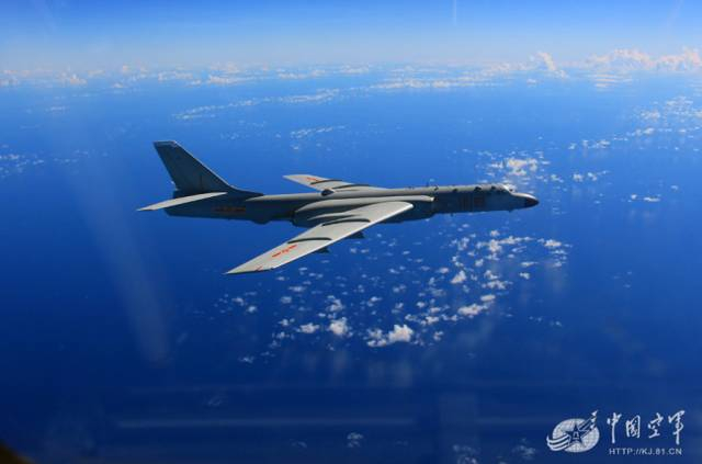 2015年8月14日，中国空军组织多型飞机赴西太平洋开展远海训练。（资料图）