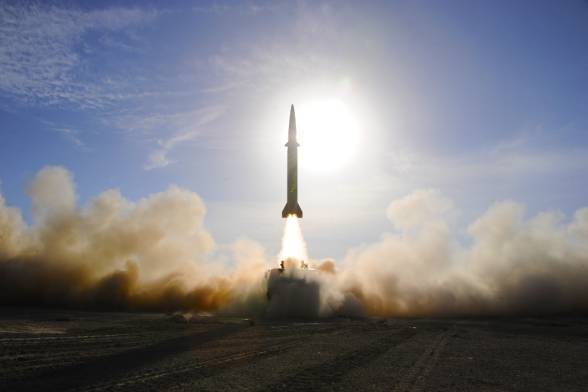 戈壁高原，导弹点火升空。王杰摄