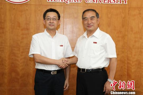 　　徐西鹏（左）任华侨大学校长、党委副书记；华侨大学原校长贾益民（右）因年龄原因退休。　吴江辉　摄