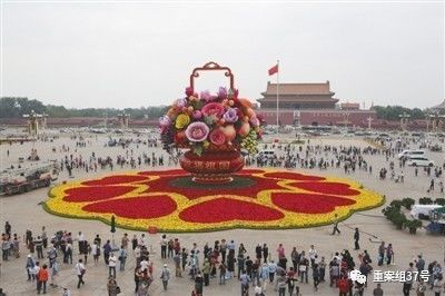 ▲9月25日，随着吊装工作结束，国庆“祝福祖国”巨型花篮整体亮相天安门广场。花篮顶高17米，篮体高15.3米，底部直径达50米。共使用主花56朵，其中最大的牡丹直径3.2米，果实6种。&nbsp;&nbsp;&nbsp;&nbsp;新京报记者&nbsp;侯少卿&nbsp;摄。