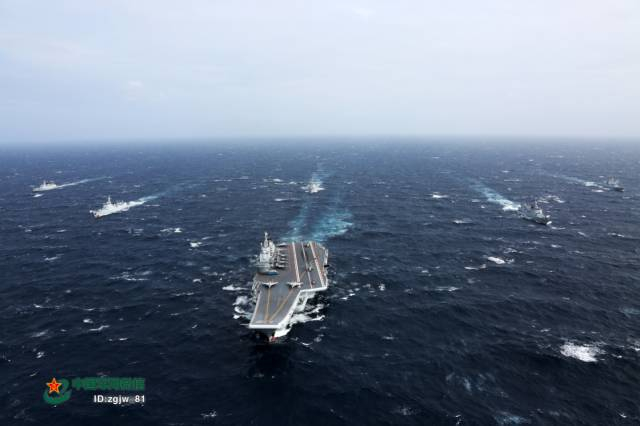 中国海军航母编队在远海大洋乘风破浪。张凯 摄