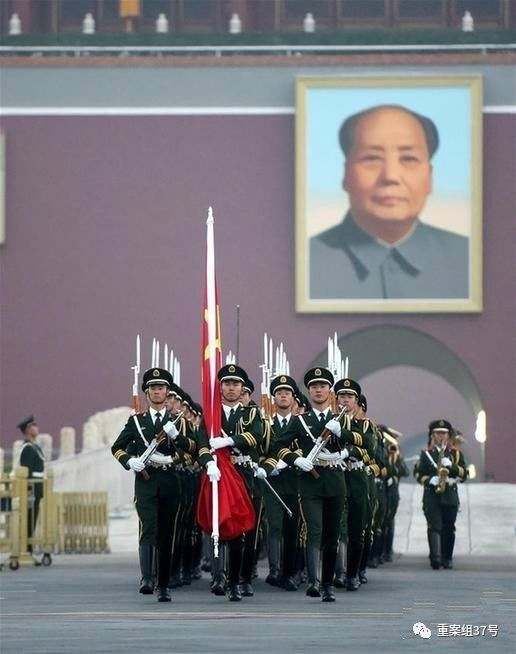 　▲10月1日，天安门国旗护卫队护送国旗走向升旗台。&nbsp;&nbsp;&nbsp;&nbsp;新华社记者 罗晓光 摄