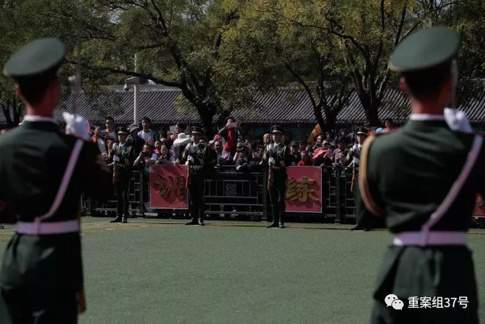 ▲9月29日，故宫午门外的东朝房天安门国旗护卫队驻地，游客们围观队员们的训练。&nbsp;&nbsp;&nbsp;&nbsp;新京报记者 朱骏 摄