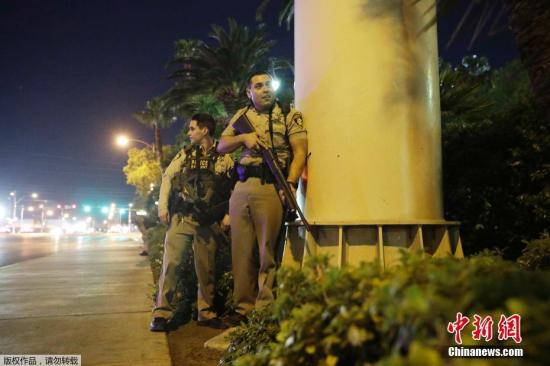 　　当地时间10月1日，美国拉斯维加斯曼德勒海湾赌场度假村附近发生枪击事件。目前，警方称正调查此事。