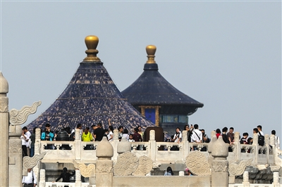 昨日，游客在游览天坛。