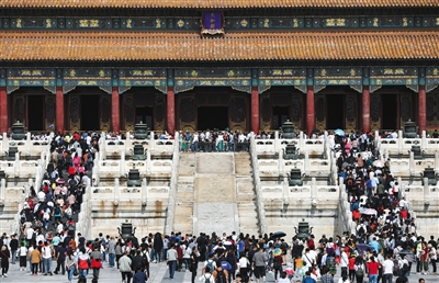 昨日，故宫，游客在太和殿前游览。故宫建议，观众可避开每天10时至13时高峰时段参观。