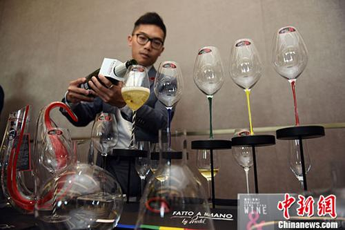 资料图：美酒展示。 中新社记者 谭达明 摄