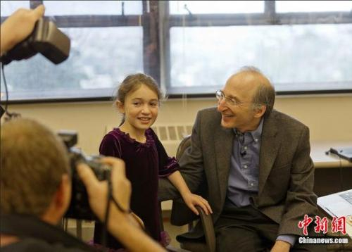 　　2011年10月4日，加州大学伯克利分校天体物理学家波尔马特和他8岁的女儿诺阿在办公室里。中新社发 陈钢 摄