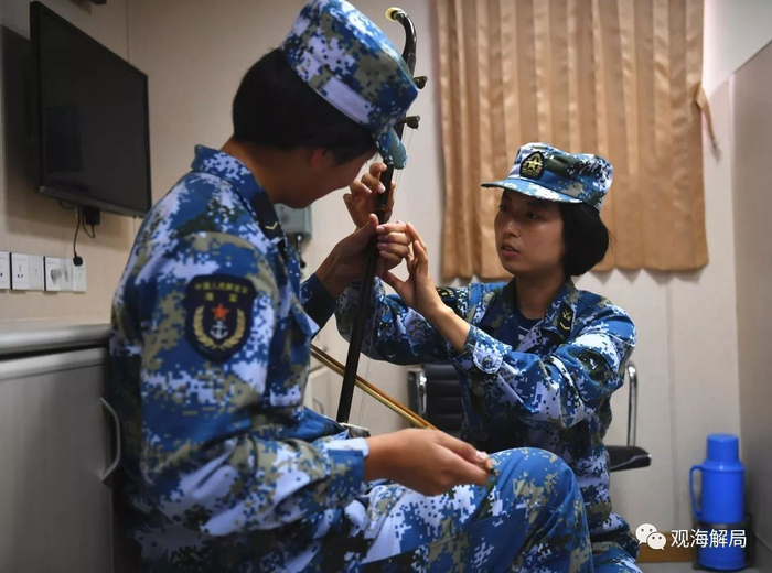 （女兵们兴趣爱好广泛）