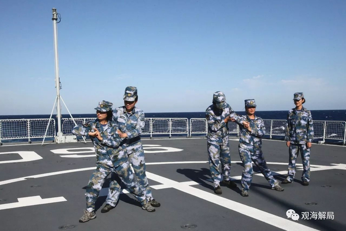  （女兵们在甲板上打军体拳）