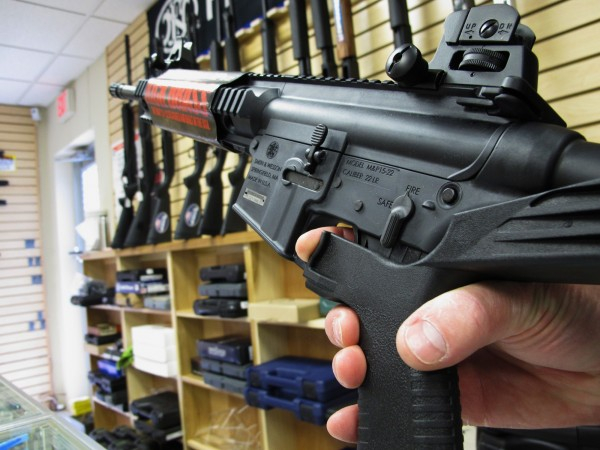 拉斯维加斯滥枪杀事件中枪枪拥有2组撞火枪托（bump stock），能将半自动枪械改造成全自动武器，再度引发关注（美联社）