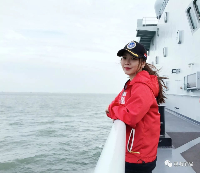 （看法新闻记者在东平湖舰上）