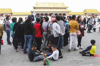 10月1日，故宫，旅游团的游客在认真听导游讲解。新京报记者 浦峰 摄