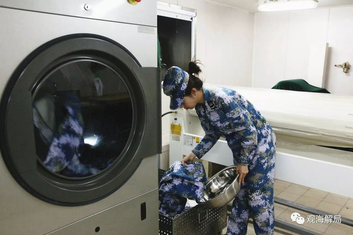 （女兵洗衣间）