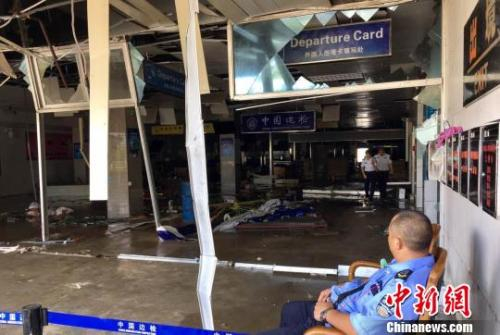 资料图：受强台风“天鸽”影响，珠海九洲港口岸设施遭受重创 李嘉伦 摄