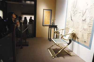 10月2日，故宫，一名游客拿着电子讲解器在听解说。新京报记者 倪伟 摄