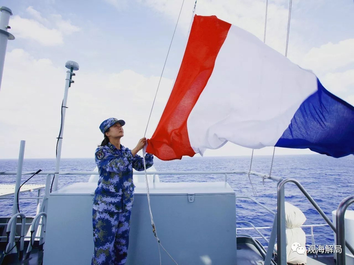 （信号兵李晓桐在升补给旗）