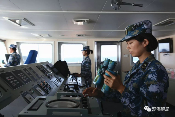 （贾男在把握航行方向）