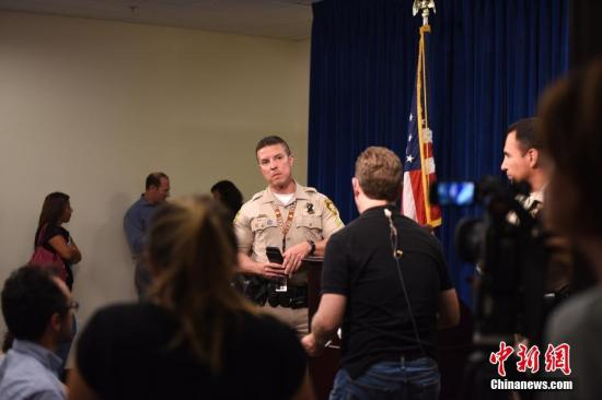 　　当地时间10月3日下午6时许，美国拉斯维加斯警方在拉斯维加斯大都会区警察局总部就10月1日晚严重枪击事件最新调查进展举行发布会，首次披露了枪击事件的现场警方视频。 中新社记者 张朔 摄