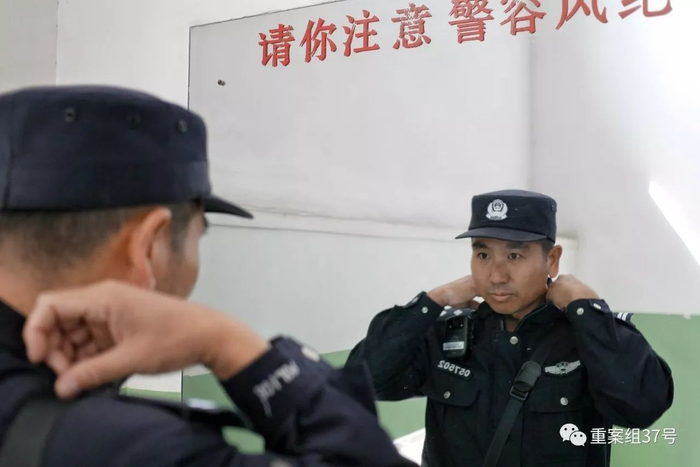  ▲出警前，王艳军在镜子前整理警容。 &nbsp; &nbsp; &nbsp;新京报记者 王嘉宁 摄