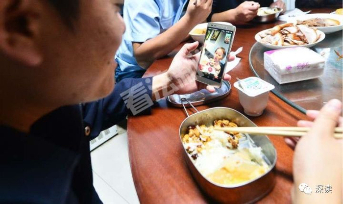  中秋夜，韩琪与女儿微信视频 摄/法制晚报·看法新闻 记者 朱健勇