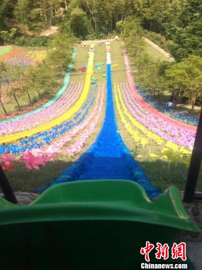 小木屋外的滑草场。　孙佳琦 摄