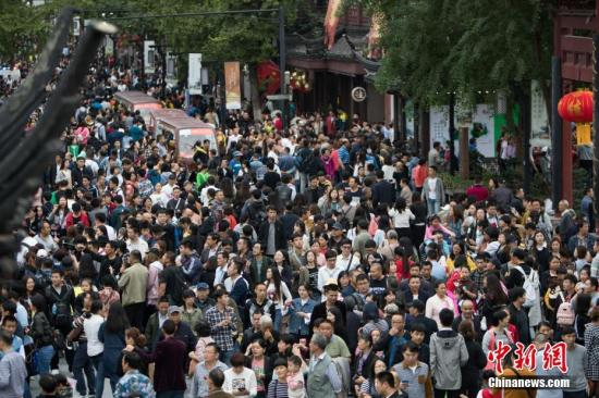 南京夫子庙景区迎客如潮。中新社记者 泱波 摄