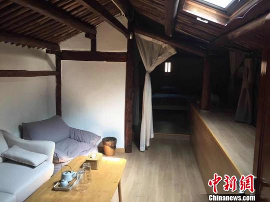 “村上酒舍”自带天窗的房间。　孙佳琦 摄