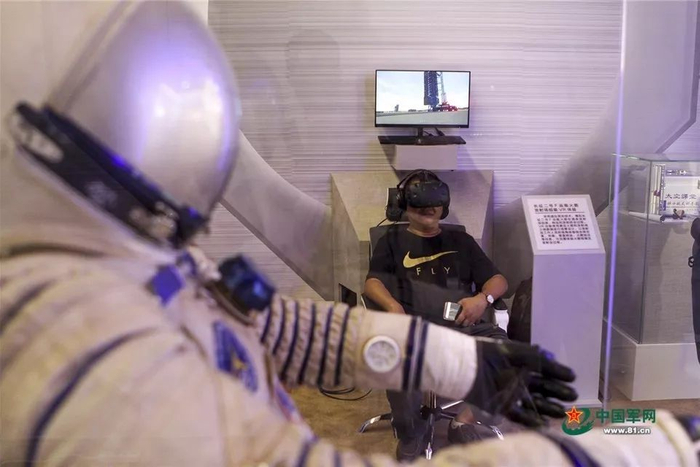 △长征二号F运载火箭发射场组装VR体验。（中国军网）