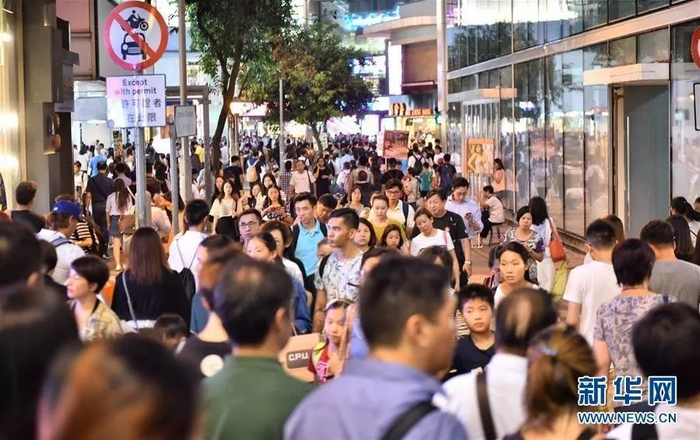 △香港铜锣湾商业区，游客络绎不绝。（新华网）