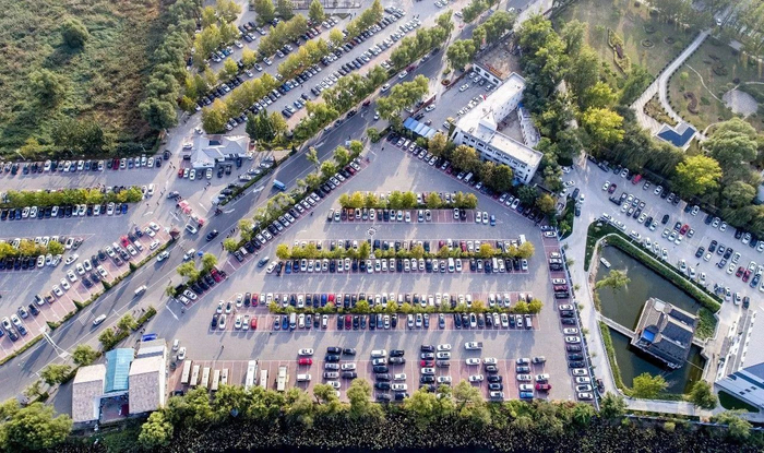  △景区停车场爆满，航拍画面如线路板。（视觉中国）