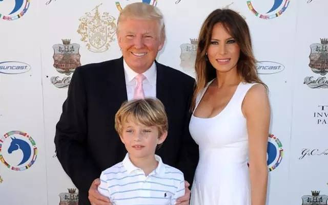  ▲“第一夫人”梅拉尼亚（右一）和儿子巴伦（中）